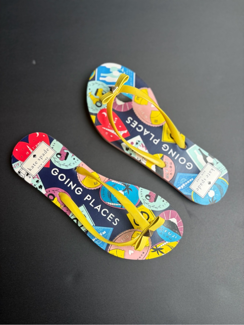 Kate Spade New York Going Places Flip Flops Womens 6 Yellow Bow Travel Print